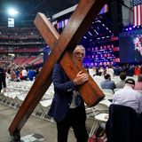 Der "digitale Apostel" Dan Beazley zog mit einem drei Meter hohen Holzkreuz zu Kirks Trauerfeier im Stadion ein
