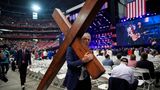 Der "digitale Apostel" Dan Beazley zog mit einem drei Meter hohen Holzkreuz zu Kirks Trauerfeier im Stadion ein