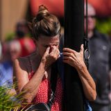 Eine Frau weint vor dem Stadion in Glendale. Die Ermordung des Rechtskonservativen Charlie Kirk belastet das ganze Land