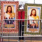 Kirchenmitglieder aus Houston versammelten sich mit Bildern von Charlie Kirk und Jesus vor dem Stadium