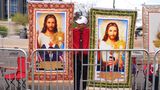 Kirchenmitglieder aus Houston versammelten sich mit Bildern von Charlie Kirk und Jesus vor dem Stadium