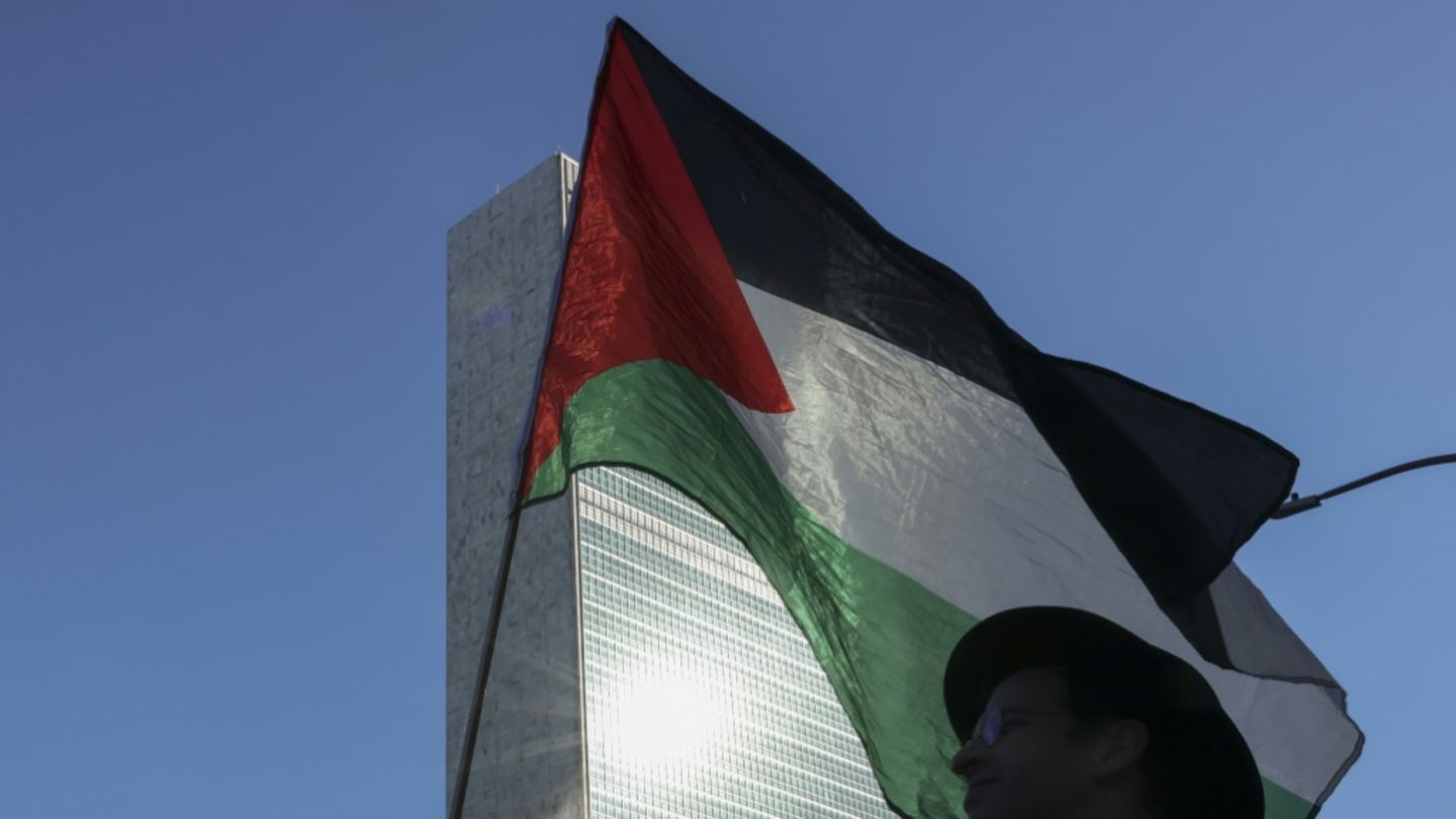 Palästinensische Flagge vor dem UN-Sitz in New York