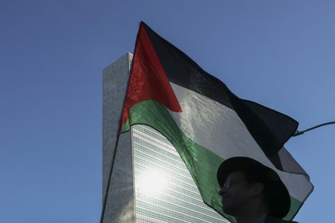 Palästinensische Flagge vor dem UN-Sitz in New York