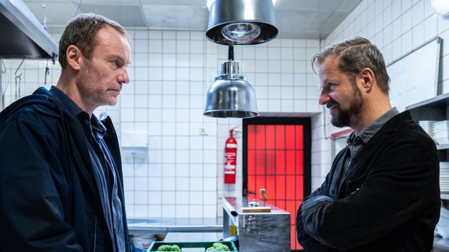 "Der Geier - Freund oder Feind": Lukas Geier (Philipp Hochmair, r.) wird erneut von seiner Vergangenheit eingeholt, als Roland
