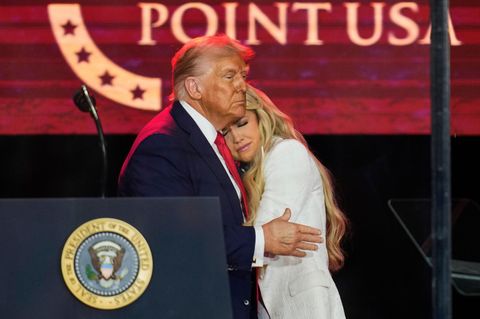 US-Präsident Trump bei der Trauerfeier für Charlie Kirk mit der Frau des Getöteten, Erika Kirk