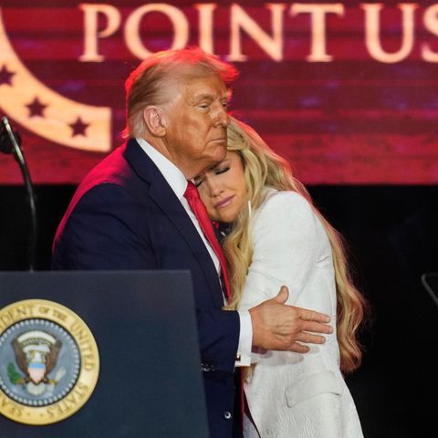 US-Präsident Trump bei der Trauerfeier für Charlie Kirk mit der Frau des Getöteten, Erika Kirk