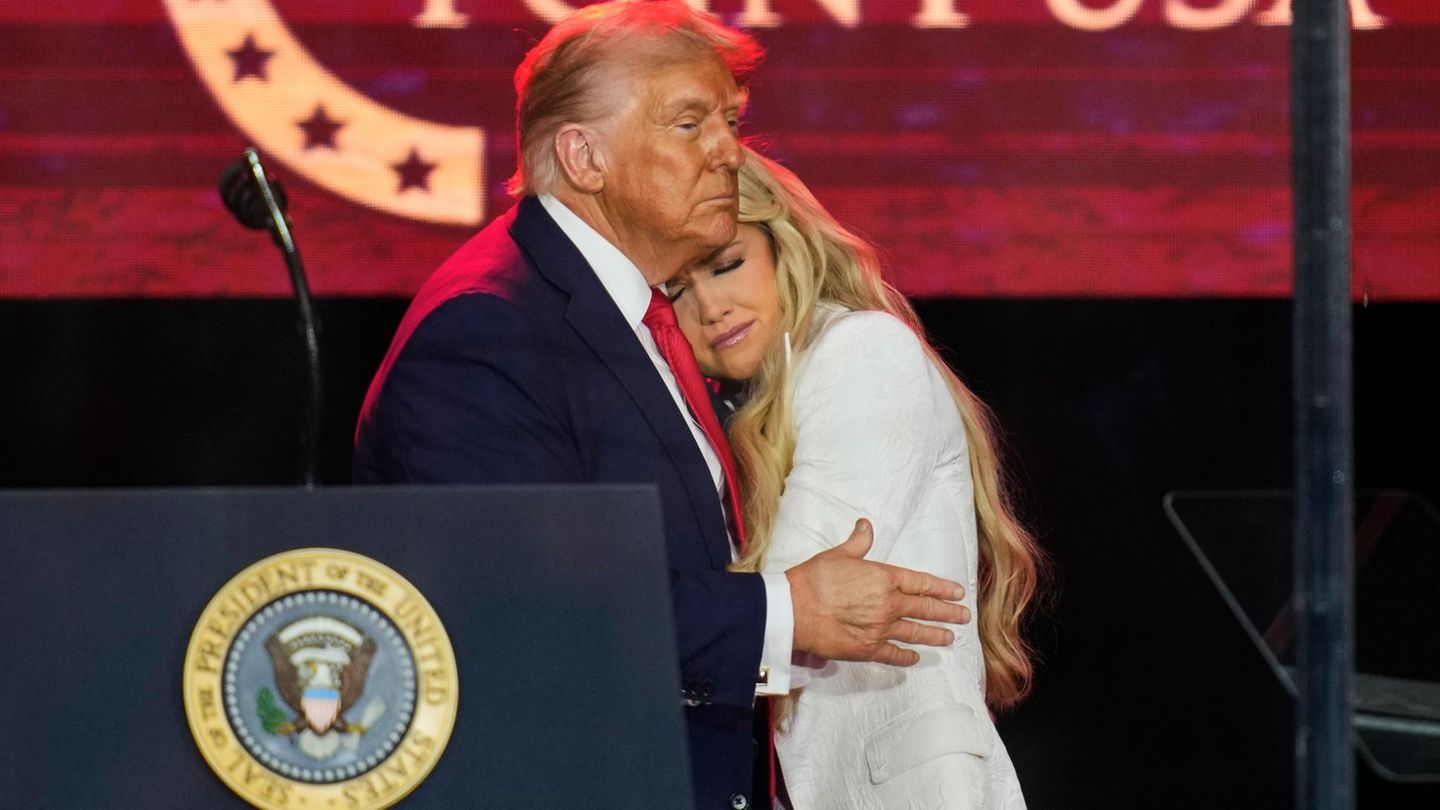 US-Präsident Trump bei der Trauerfeier für Charlie Kirk mit der Frau des Getöteten, Erika Kirk