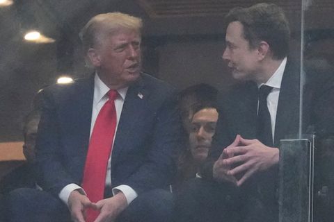 US-Präsident Donald Trump (l) und Elon Musk sprechen bei der Gedenkfeier für Charlie Kirk im State Farm Stadium