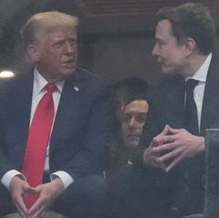 US-Präsident Donald Trump (l) und Elon Musk sprechen bei der Gedenkfeier für Charlie Kirk im State Farm Stadium