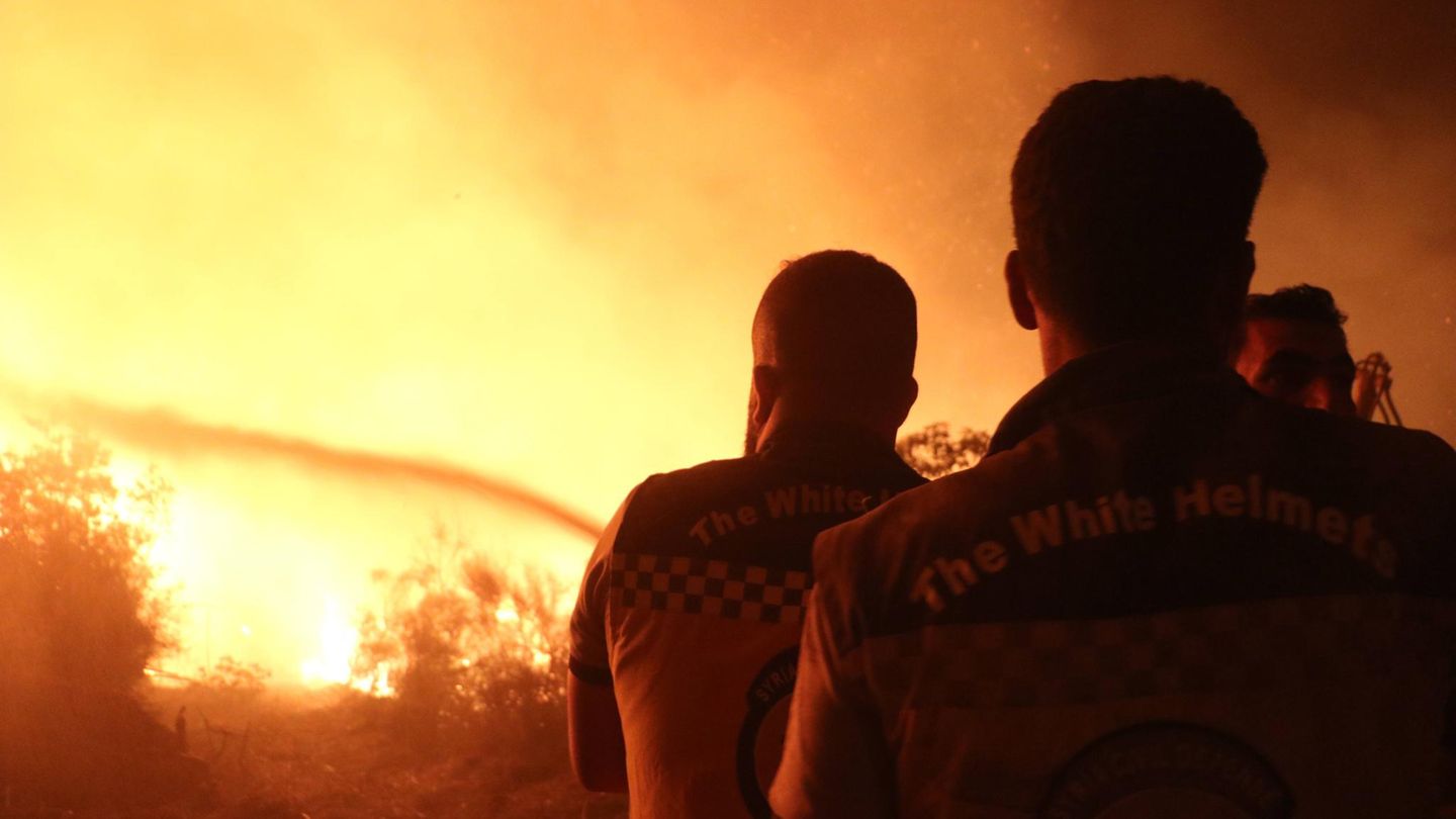 Latakia, Syrien. Mit aller Kraft kämpfen die "Weißhelme" gegen die Flammen eines verheerenden Waldbrandes. Die zivilen Hilfseinheiten arbeiten unaufhörlich daran, die Feuerwalze unter Kontrolle zu bringen und Dörfer zu schützen
