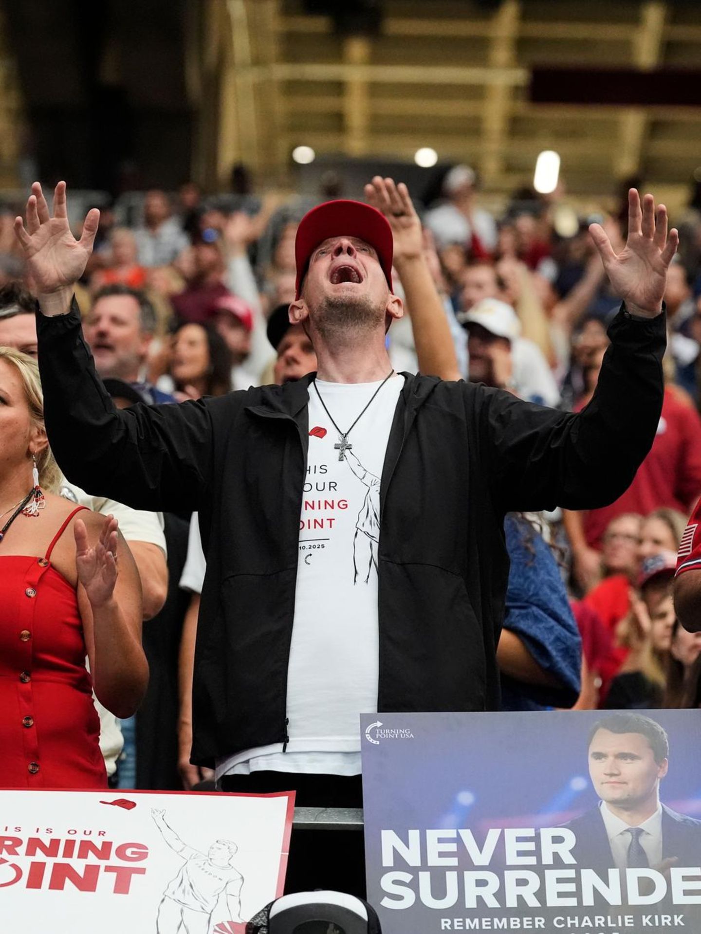 Zehntausende sind zur Gedenkfeier für Charlie Kirk gekommen. Die Veranstaltung wird eine Mischung aus politischem und religiösem Großevent