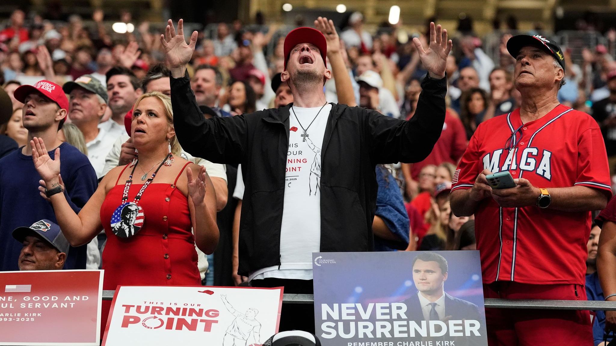Zehntausende sind zur Gedenkfeier für Charlie Kirk gekommen. Die Veranstaltung wird eine Mischung aus politischem und religiösem Großevent