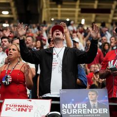 Zehntausende sind zur Gedenkfeier für Charlie Kirk gekommen. Die Veranstaltung wird eine Mischung aus politischem und religiösem Großevent