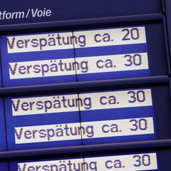 Eine Anzeigetafel der Deutschen Bahn zeigt Verspätungen an