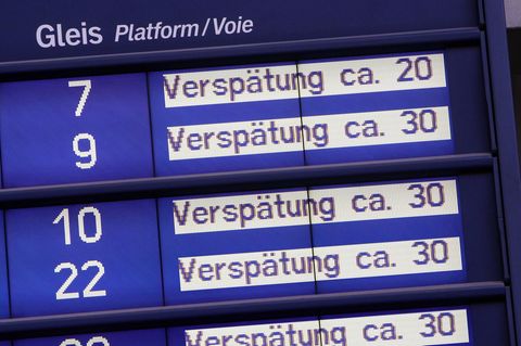 Eine Anzeigetafel der Deutschen Bahn zeigt Verspätungen an
