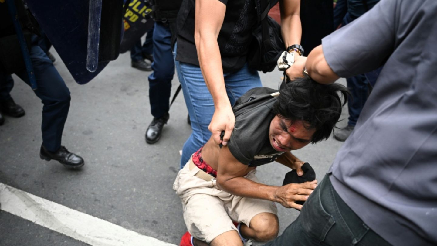Festnahme eines Demonstranten in Manila