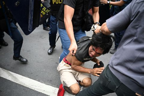Festnahme eines Demonstranten in Manila