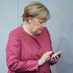 Die ehemalige Bundeskanzlerin Angela Merkel am Handy (Archivfoto)