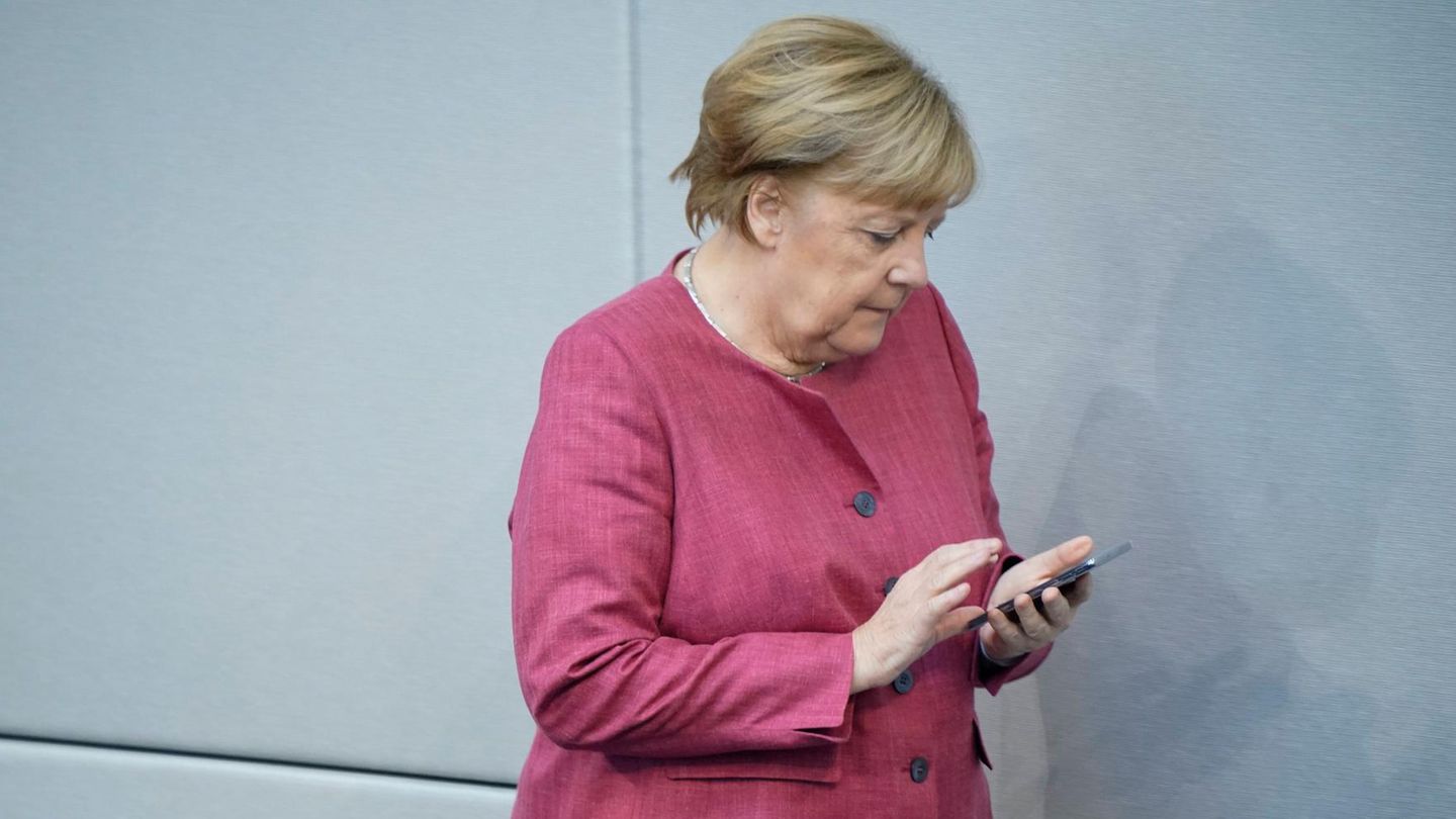 Die ehemalige Bundeskanzlerin Angela Merkel am Handy (Archivfoto)
