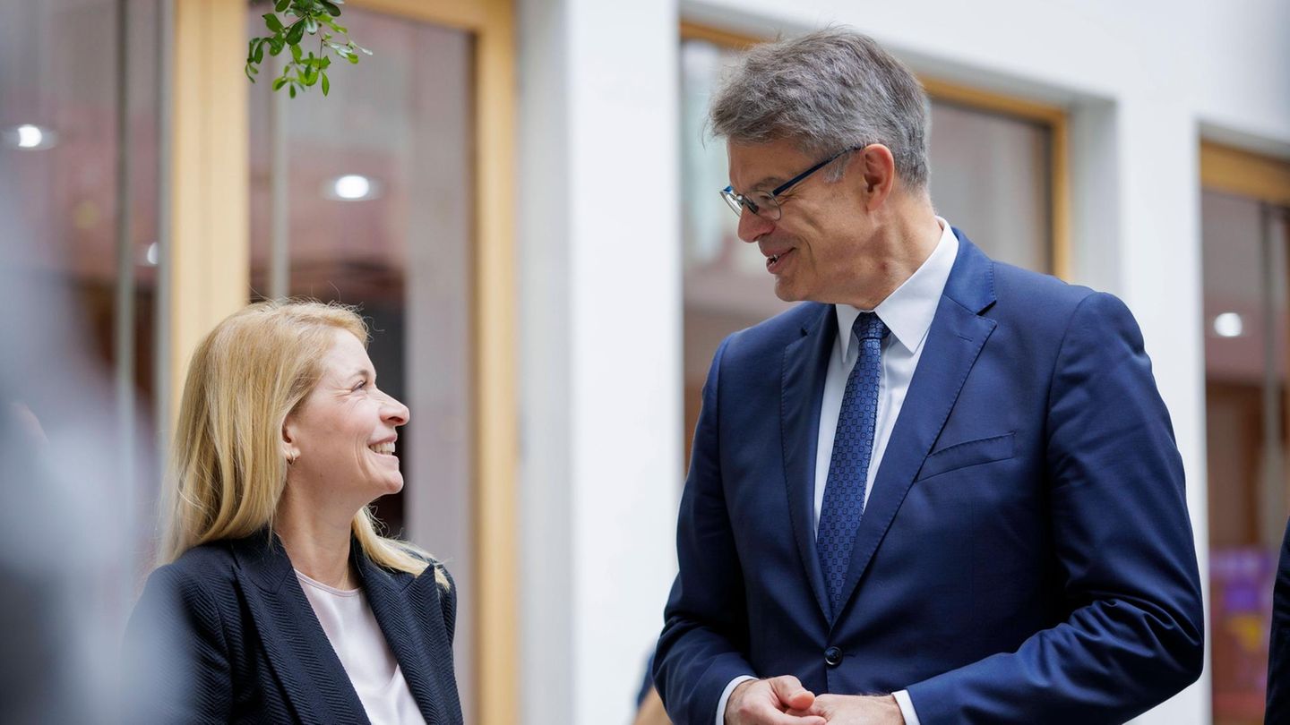 Verkehrsminister Schnieder (CDU, r.) und die neue Chefin der Deutschen Bahn Evelyn Palla (l.)