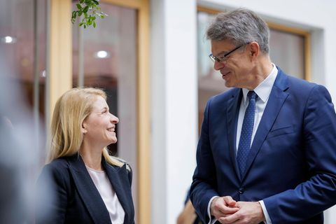 Verkehrsminister Schnieder (CDU, r.) und die neue Chefin der Deutschen Bahn Evelyn Palla (l.)