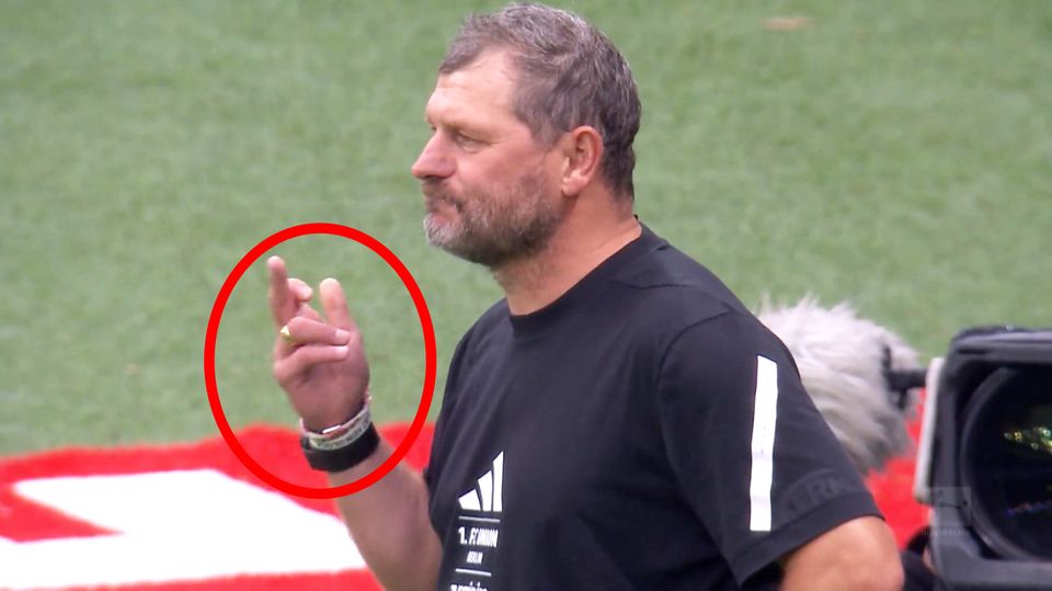 Eklat in Frankfurt: Baumgart zeigt Mittelfinger und fliegt vom Platz