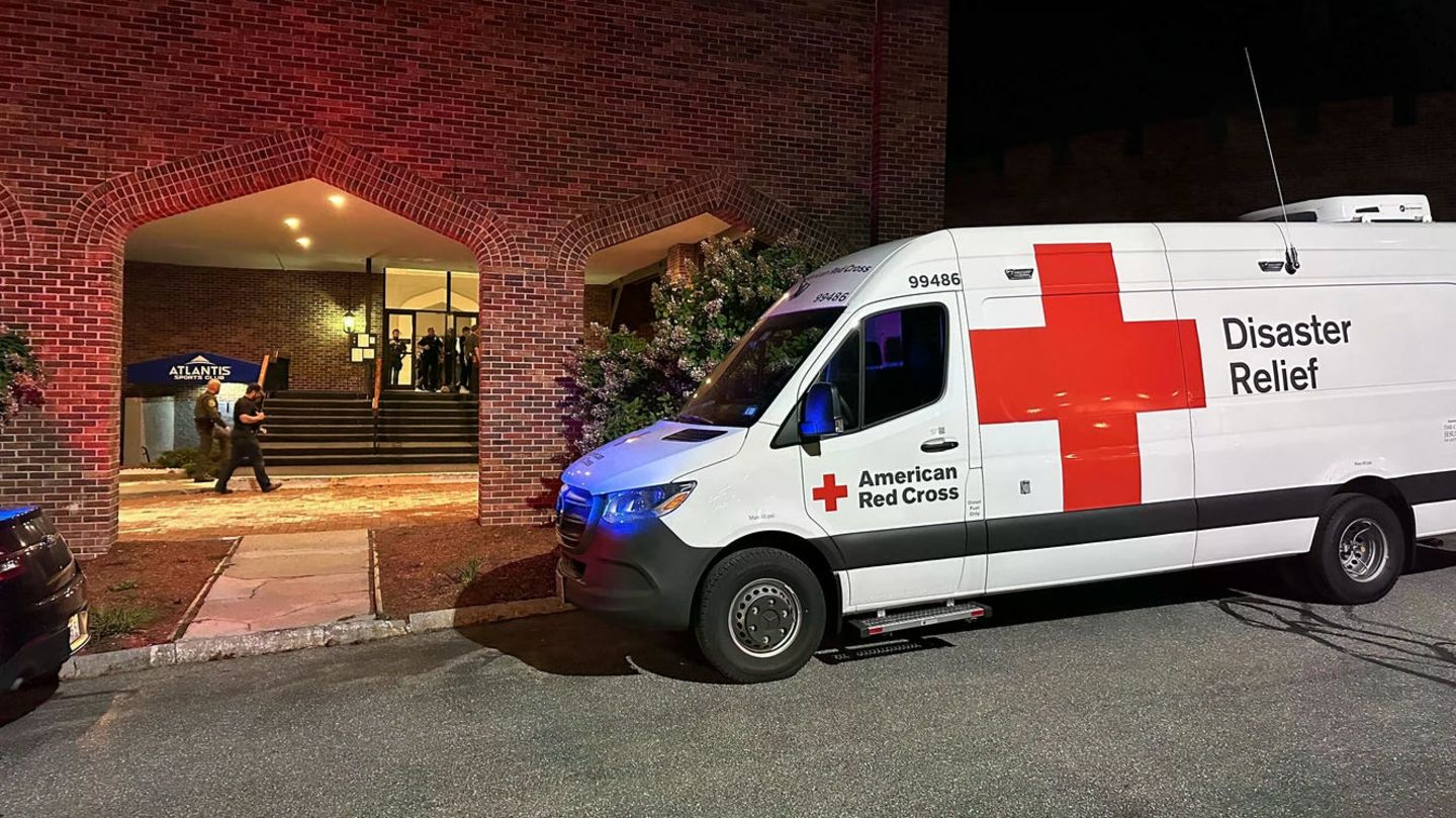 Rettungswagen vor dem Club, in dem ein Schütze auf einer Hochzeit das Feuer eröffnete