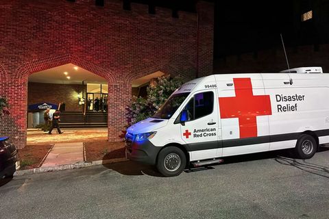 Rettungswagen vor dem Club, in dem ein Schütze auf einer Hochzeit das Feuer eröffnete