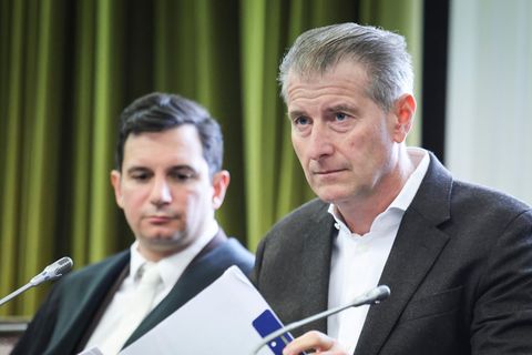 Nebenkläger Stephan Hensel (r), und Anwalt Philip von der Meden, Vertreter der Nebenklage