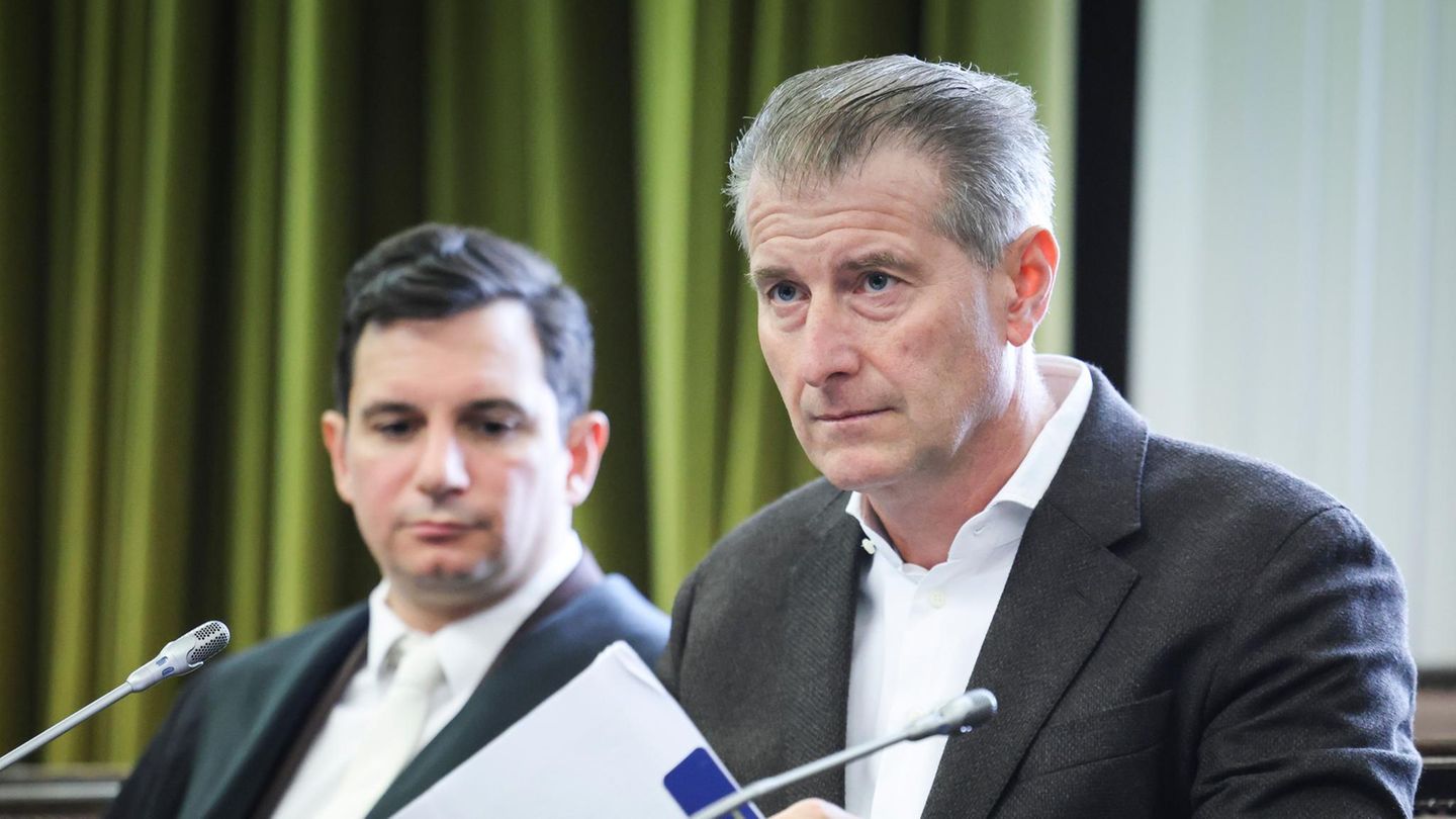 Nebenkläger Stephan Hensel (r), und Anwalt Philip von der Meden, Vertreter der Nebenklage