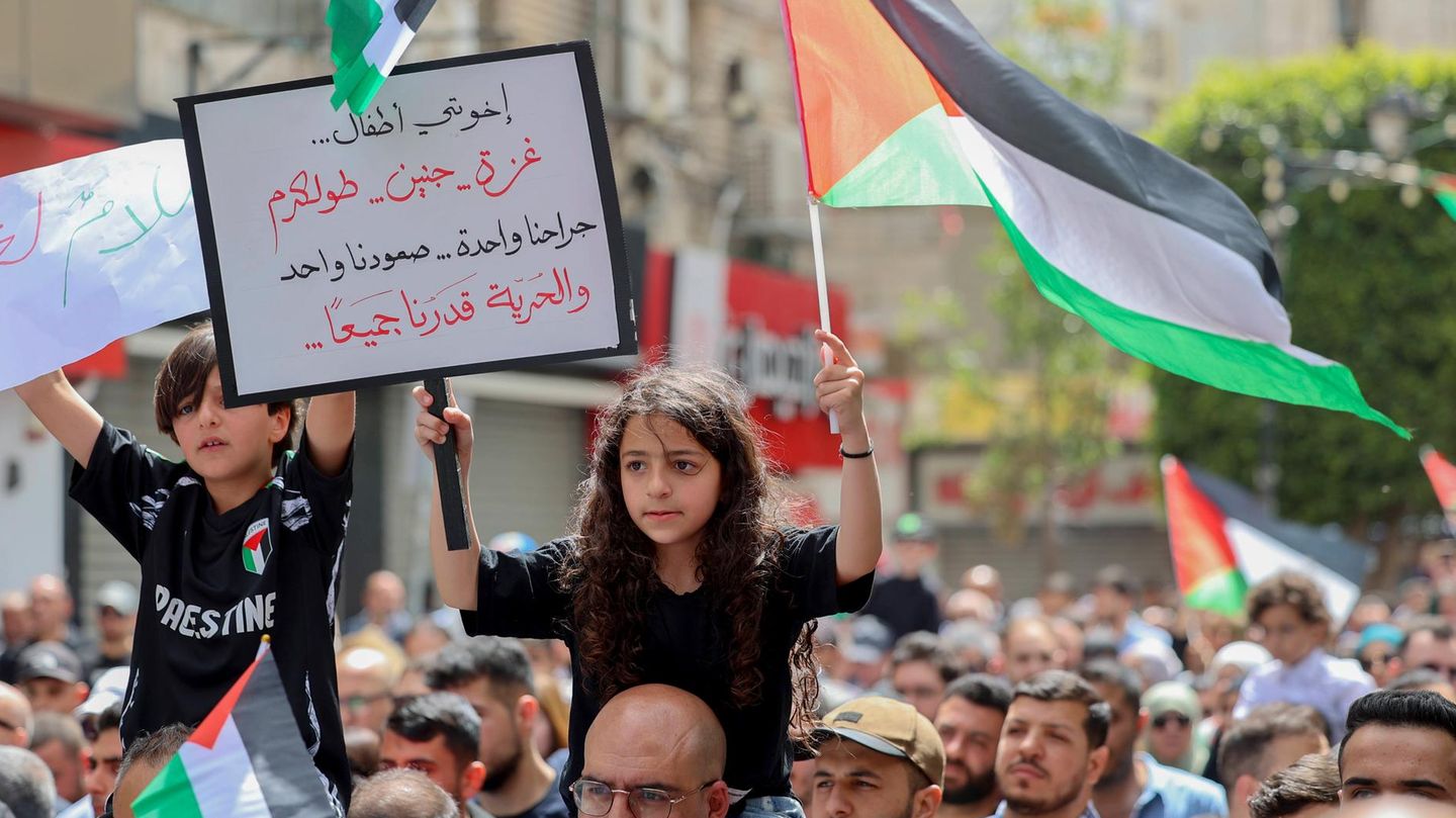 Israel: Eine Demonstration gegen den Gazakrieg in Ramallah im April 2025, dem Sitz der Palästinensischen Autonomiebehörde