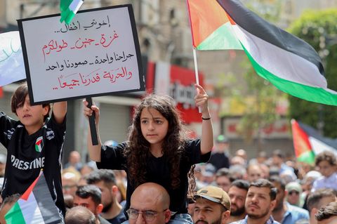 Israel: Eine Demonstration gegen den Gazakrieg in Ramallah im April 2025, dem Sitz der Palästinensischen Autonomiebehörde