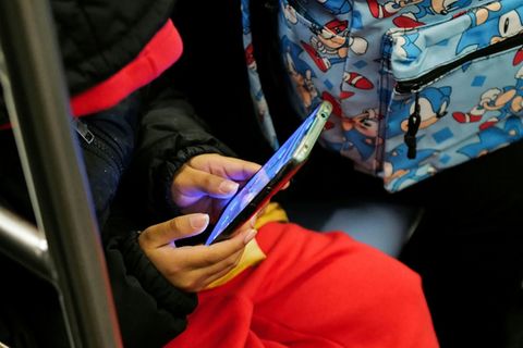 Kind mit Smarthphone