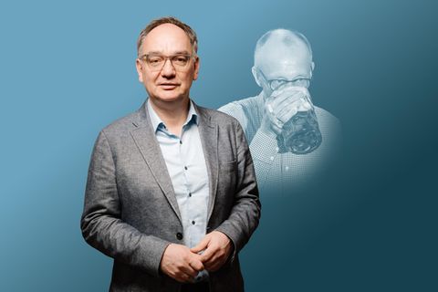 Montage zeigt Nico Fried vor einem biertrinkenden Friedrich Merz