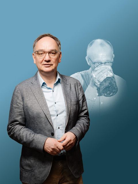 Montage zeigt Nico Fried vor einem biertrinkenden Friedrich Merz