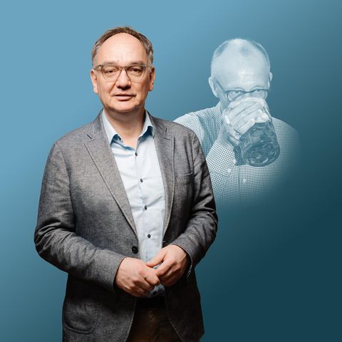 Montage zeigt Nico Fried vor einem biertrinkenden Friedrich Merz