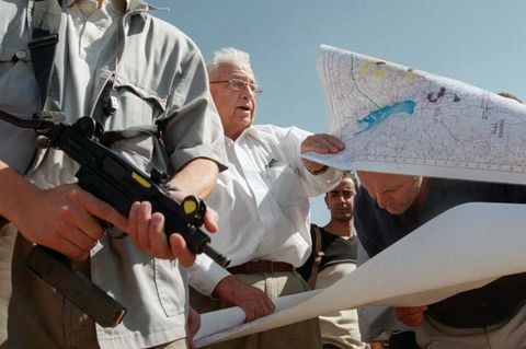 Der Ex-General Ariel Scharon (Mitte) und der Rabbi, Siedler und Knesset-Abgeordnete Hanan Porat (rechts) besuchen im Oktober 1999  Harasha im Westjordanland. Scharon hat die Siedlungen bereits als Landwirtschaftsminister in den 70er Jahren gefördert - offen und verdeckt