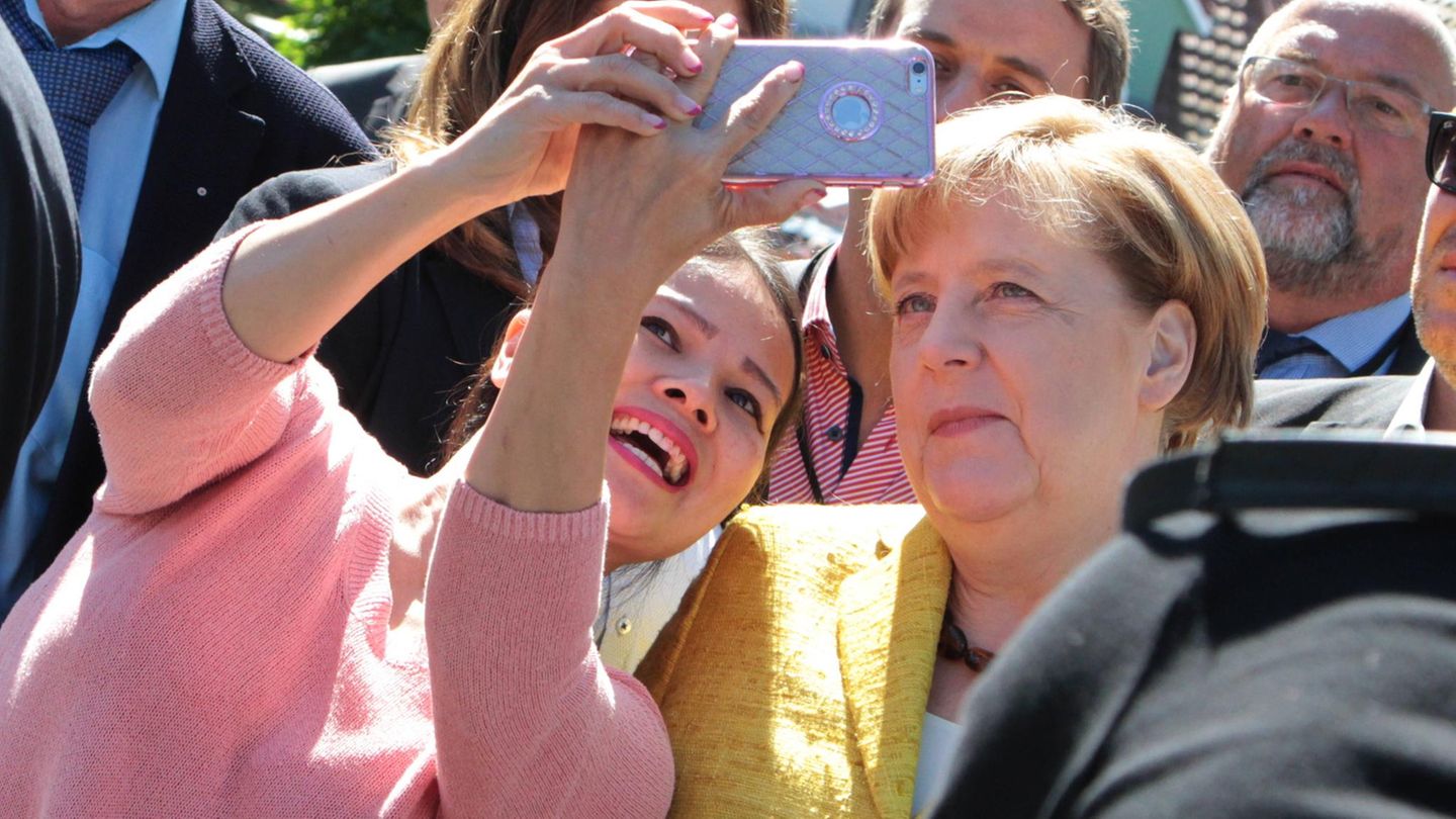 Für ein Selfie war Angela Merkel zu haben, aber Enthusiasmus sieht anders aus