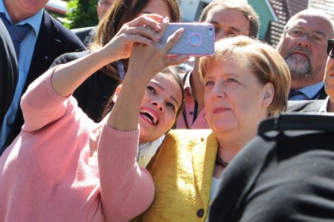 Für ein Selfie war Angela Merkel zu haben, aber Enthusiasmus sieht anders aus