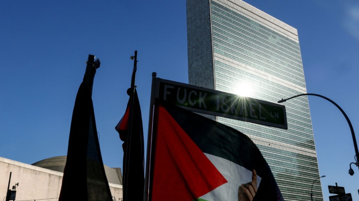 Palästinensische Flagge vor dem UN-Hauptquartier