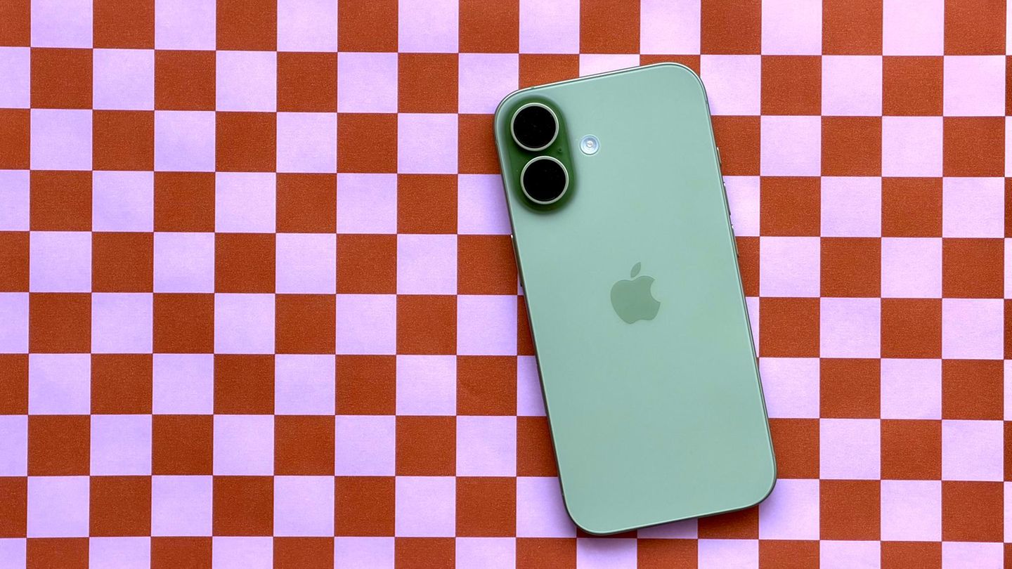 Ein iPhone 17 liegt auf einem Karo-Muster