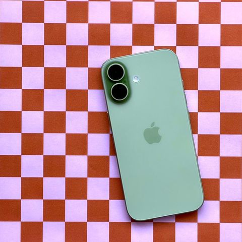 Ein iPhone 17 liegt auf einem Karo-Muster