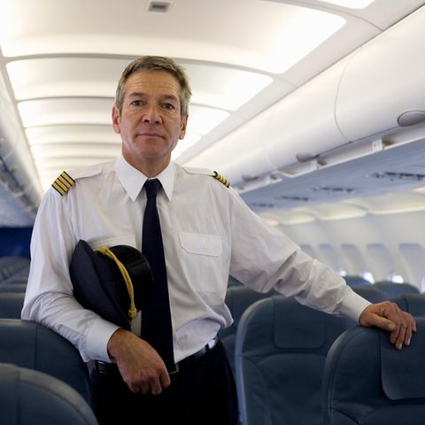 Ein Pilot der Lufthansa in der Kabine eines Flugzeugs