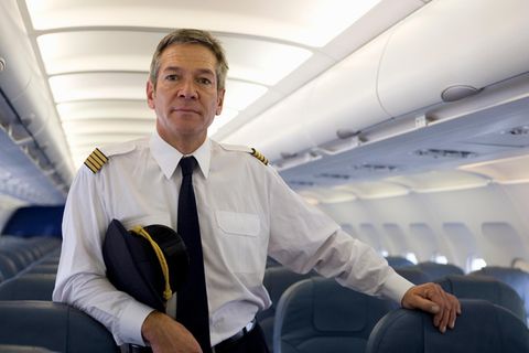 Ein Pilot der Lufthansa in der Kabine eines Flugzeugs