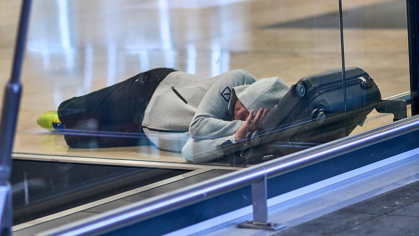 Nach einem breit angelegten Cyberangriff auf europäische Flughäfen bekommen Passagiere die Auswirkungen auch am Montag noch zu spüren