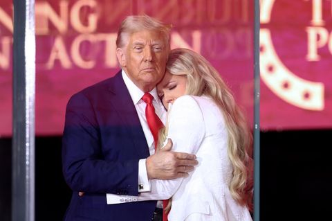US-Präsident Donald Trump  umarmt Erika Kirk bei der Trauerfeier für ihren Mann, den Aktivisten Charlie Kirk, im State Farm Stadium Glendale im US-Bundesstaat Arizona.