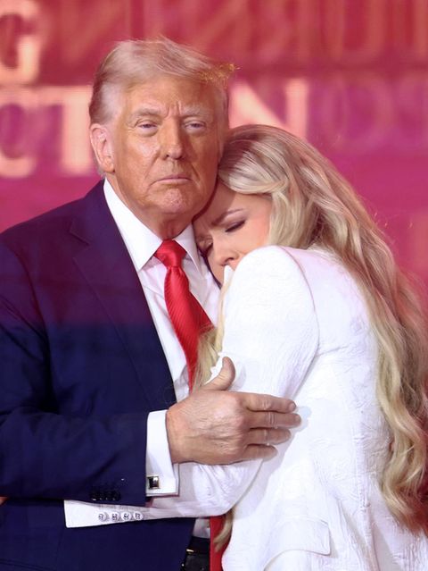 US-Präsident Donald Trump umarmt Erika Kirk bei der Trauerfeier für ihren Mann, den Aktivisten Charlie Kirk, im State Farm Stadium Glendale im US-Bundesstaat Arizona