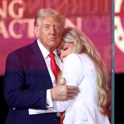 US-Präsident Donald Trump umarmt Erika Kirk bei der Trauerfeier für ihren Mann, den Aktivisten Charlie Kirk, im State Farm Stadium Glendale im US-Bundesstaat Arizona