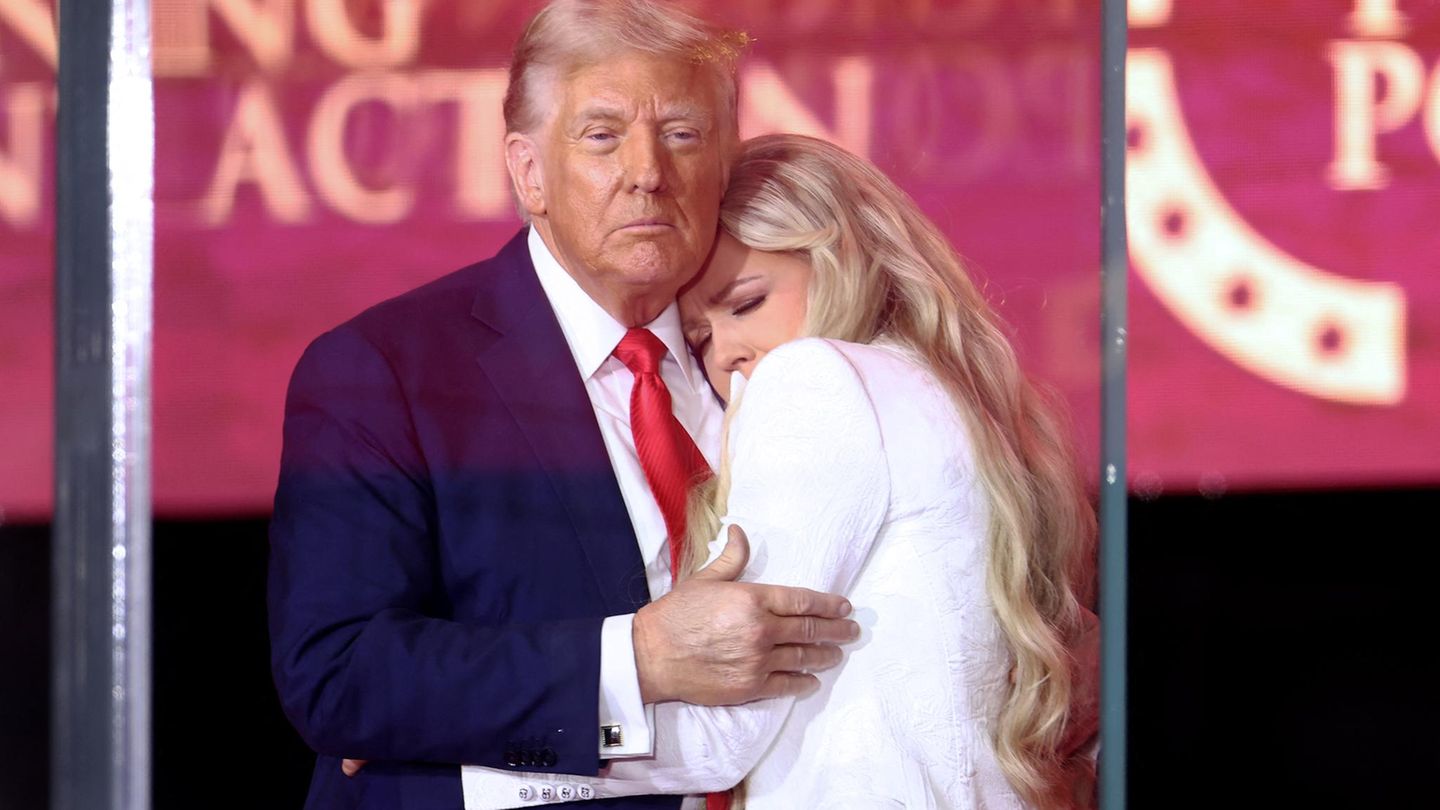Ultrareligiöse in den USA: US-Präsident Donald Trump umarmt Erika Kirk bei der Trauerfeier für ihren Mann, den Aktivisten Charlie Kirk, im State Farm Stadium Glendale im US-Bundesstaat Arizona US-Präsident Donald Trump umarmt Erika Kirk bei der Trauerfeier für ihren Mann, den Aktivisten Charlie Kirk, im State Farm Stadium Glendale im US-Bundesstaat Arizona