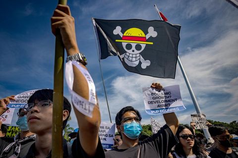 Ein Protestteilnehmer mit "One Piece"-Flagge auf den Philippinen